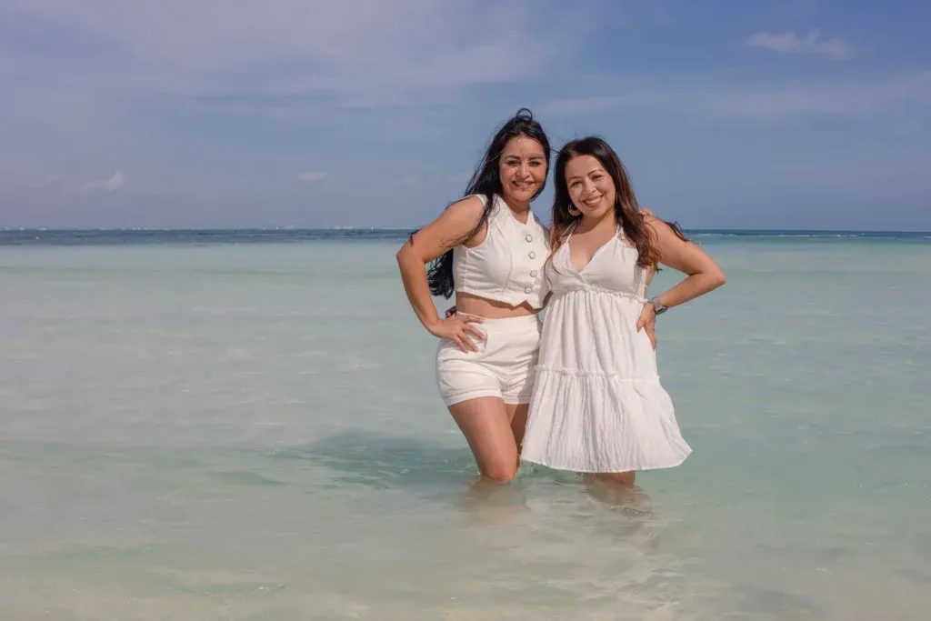 amily reunion group photo at Dreams Sands beach with a professional Cancun Family Photographer.